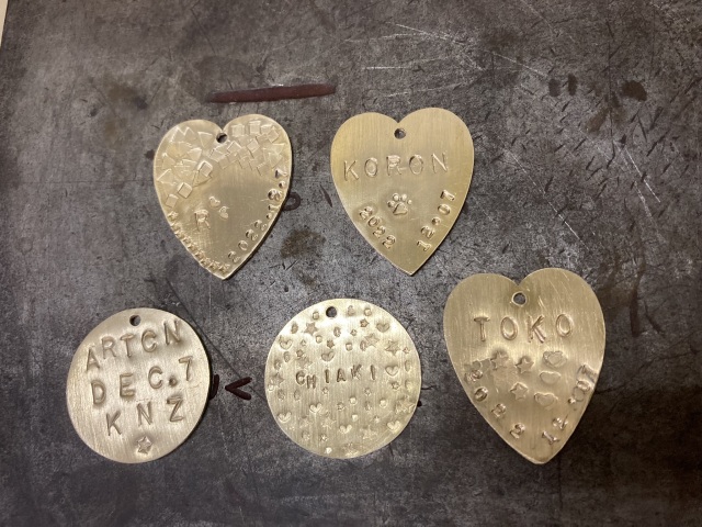 The making of original name charm! Let's make the souvenir of the trip in the metal sculpture studio! [The charm of dogs and cats is popular, too]