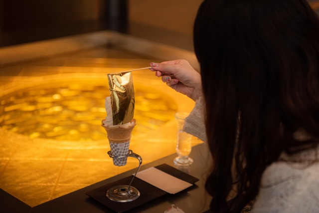 You can also experience putting gold leaf on soft ice cream!