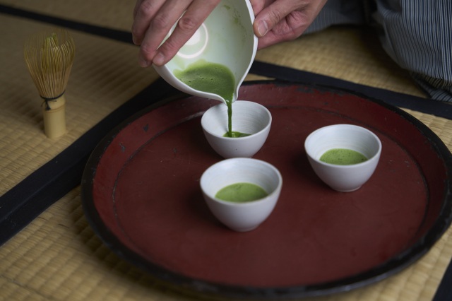 Guests are asked to savour three varieties of matcha, and remember each tastes and aromas for guessing later on.​​​