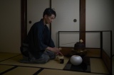 In a tearoom of silence, feel the traditional Japanese charm by watching the tea master  performing a tea ceremony, historically favoured by samurais in Kanazawa.