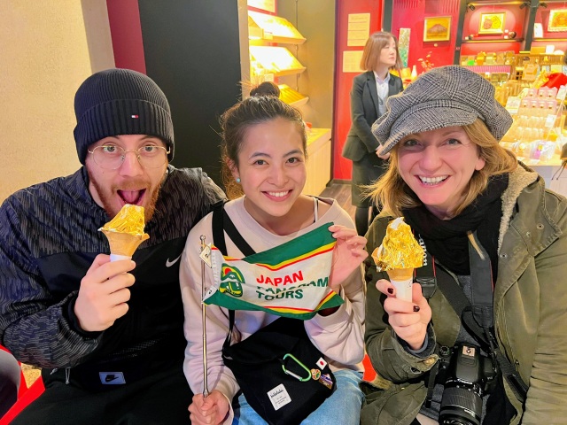 Terminez votre exploration avec une gourmandise : une glace molle à la feuille d’or.