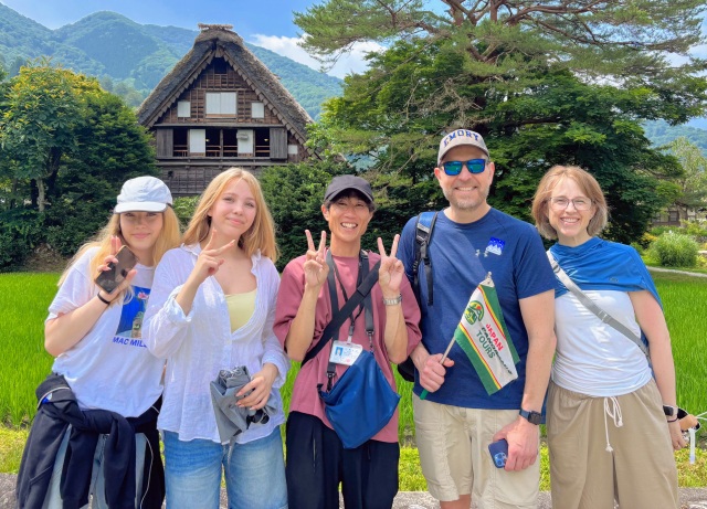 Una partenza al mattino presto ti permette di ammirare la bellezza tranquilla di Shirakawa-go prima dell’arrivo della folla.
