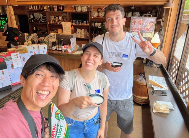 Le specialità locali come gohei-mochi, manzo di Hida e sake doburoku rendono l’esperienza gastronomica ancora più piacevole!