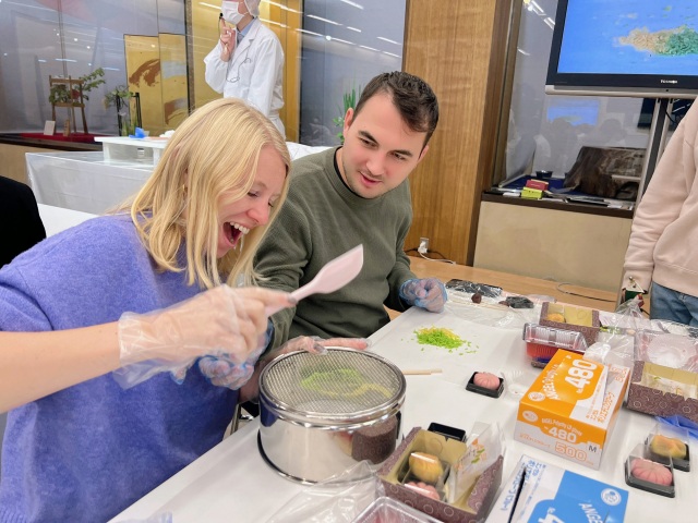 Partecipa a un laboratorio pratico di wagashi (dolci giapponesi), guidato da un artigiano esperto.
