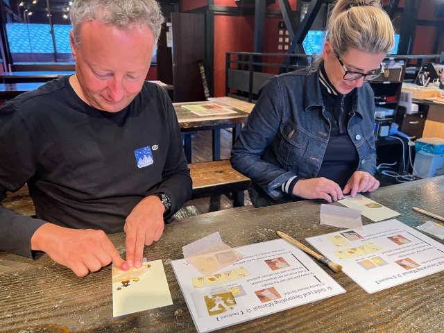 Prova l’applicazione della foglia d’oro e crea un souvenir artigianale del tuo viaggio a Kanazawa.