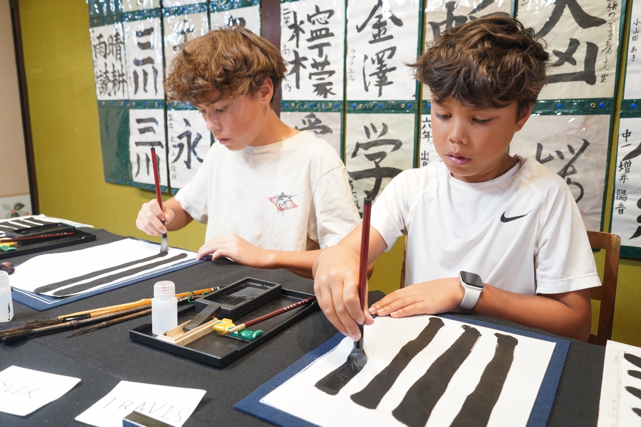 Essayez la calligraphie dans une école locale bien-aimée à…