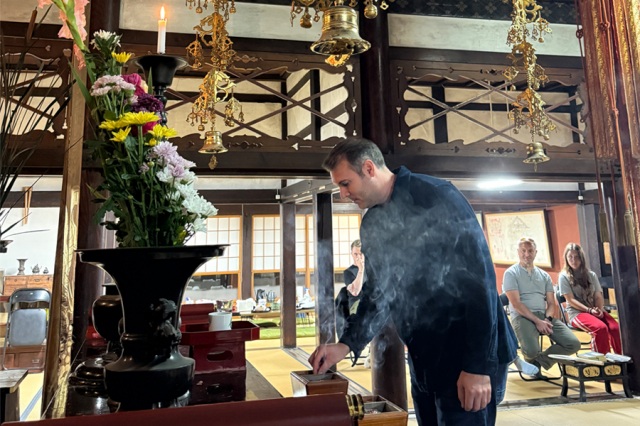 Experiencing the offering of incense during sutra chanting