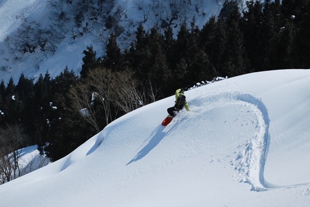 自然の聖地「白山」の麓で、スノーサーフセッション！
