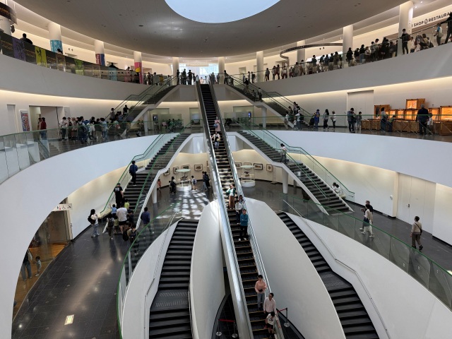 The egg-shaped, oval interior—designed to resemble a dinosaur egg—allows visitors to observe dinosaur skeletons from various angles.