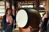Jouer du tambour japonais aux côtés d'un moine