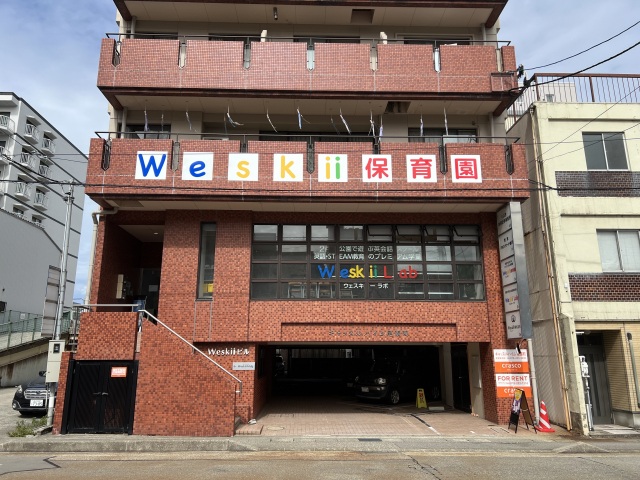The Weskii Building is located in the heart of Kanazawa’s tourism district. Within walking distance of Omicho Market, Kanazawa Castle Park (Kenrokuen Garden), and Higashi Chaya District.