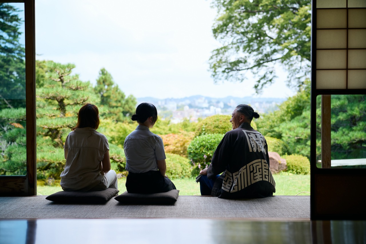 A Private Autumn Tour of the Scenic Tsuji Family Garden  D…