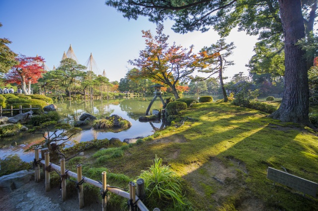 Se promener dans le jardin Kenrokuen