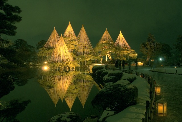 Illuminazione del Castello di Kanazawa e Giardino Kenrokuen durante la Stagione Invernale