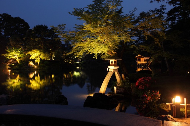 Iluminación del castillo de Kanazawa y del jardín Kenrokuen en primavera
