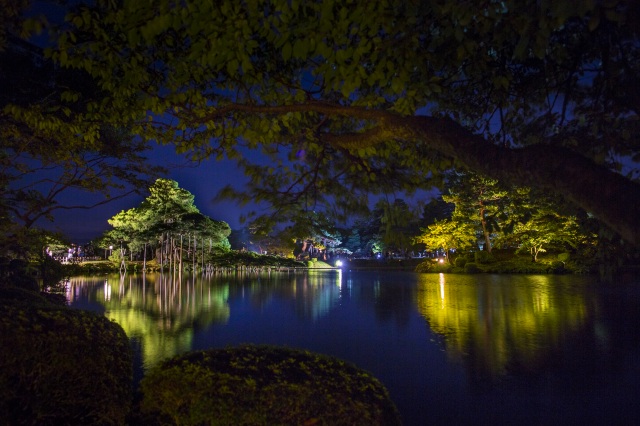 Iluminación del castillo de Kanazawa y del jardín Kenrokuen a principios de verano