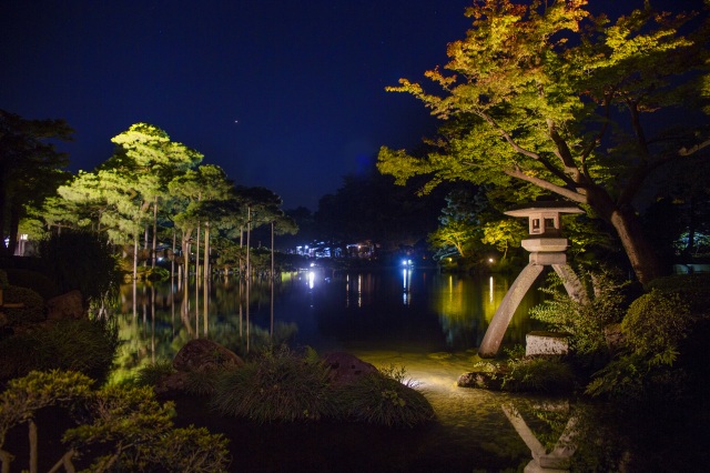 Iluminación del castillo de Kanazawa y del jardín Kenrokuen en verano
